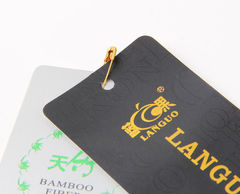 在選擇服裝紙牌定做工藝時(shí)，客人并不是最大的